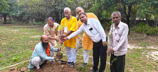 गौतम बुद्ध विश्वविद्यालय परिसर में पर्यावरण संरक्षण हेतु लगाए गए सात देव वृक्ष